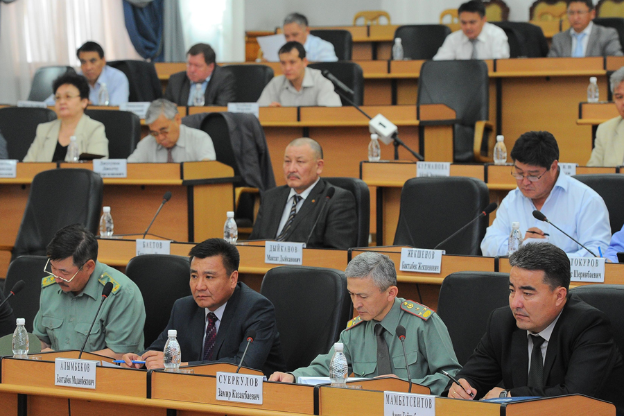Photo of parliament members in session.