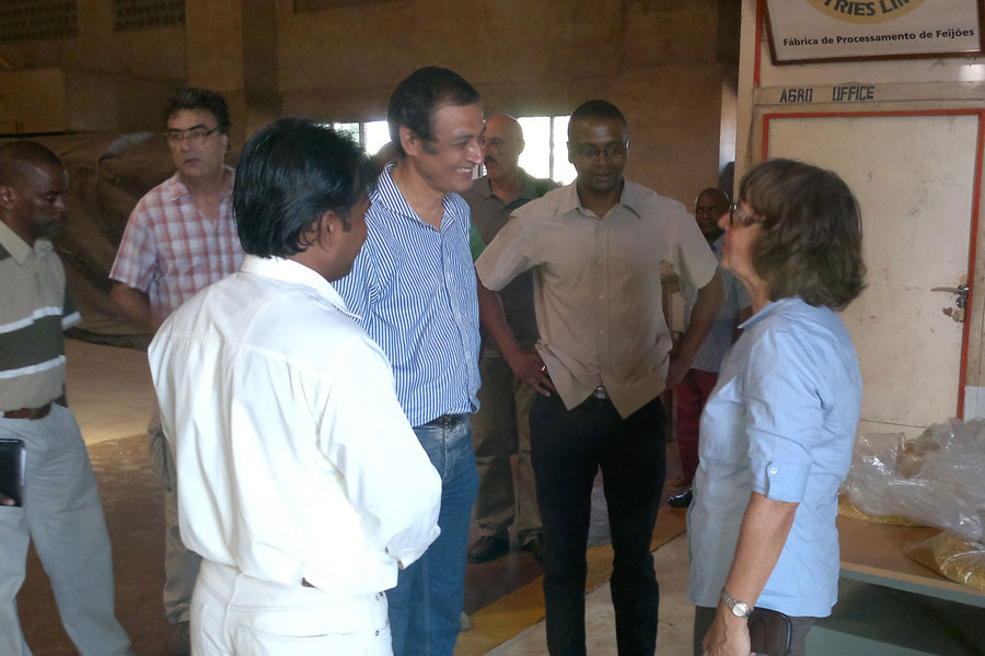 Photo of Ambassador Therese Adam of Switzerland meeting with INOVAGRO personnel
